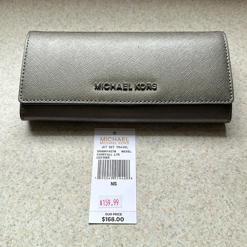 Muchael Kors jet set wallet